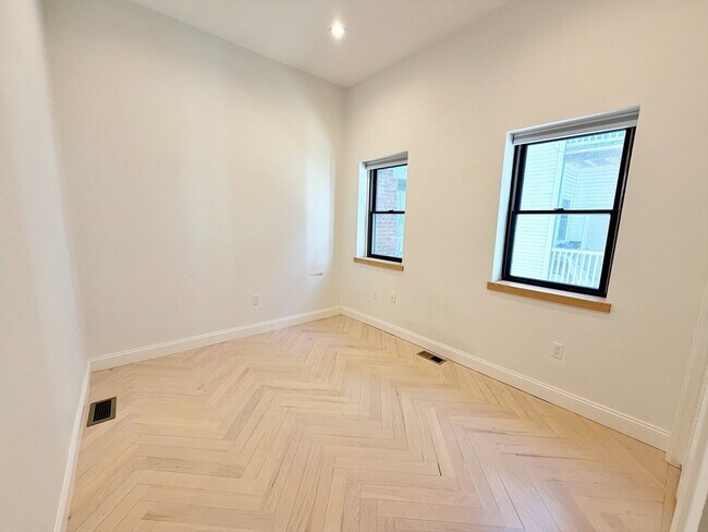 Building Photo - 182 Webster St