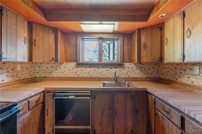 Building Photo - 6555 Woodchuck Hill Rd