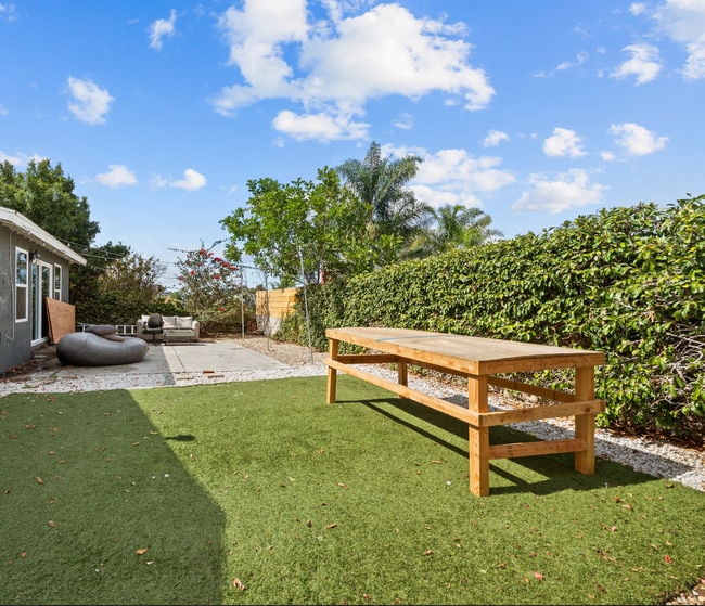 Building Photo - Two full kitchens, two washers & dryers, two dishwashers!