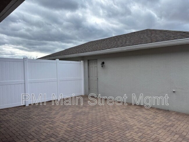 Building Photo - 8130 Red Stopper Ln