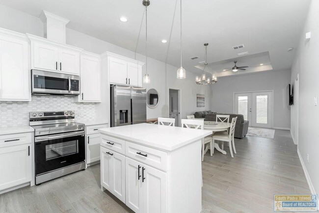 Building Photo - 18 S Bay Hill Dr