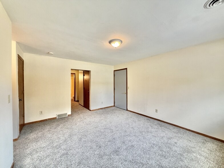 Building Photo - 2658 Chesapeake Dr