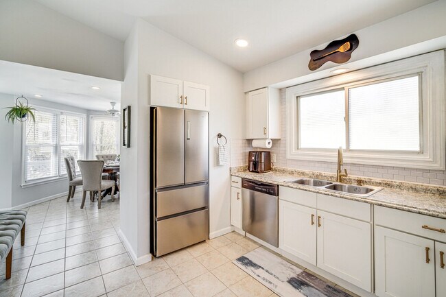 Building Photo - 6127 Longwood Ave