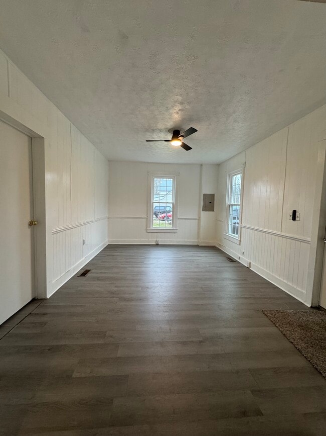 Building Photo - 460 Storms Ave