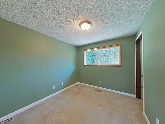 Building Photo - 3 Bedroom House ~ Centrally Located ~ Pet ...