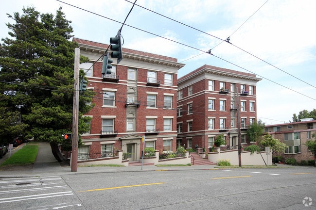 Primary Photo - Castle Court