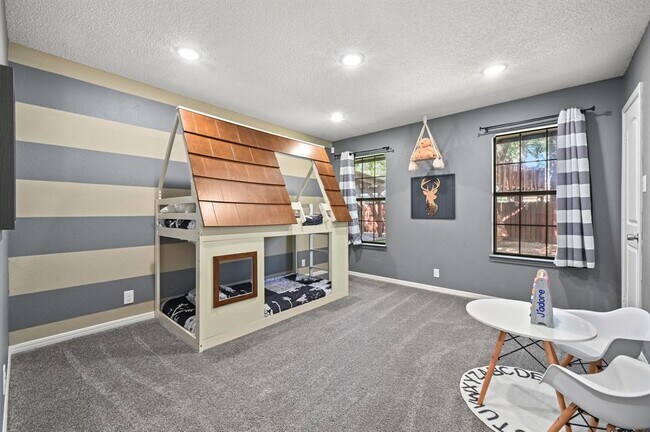 Building Photo - 303 Pin Oak Dr