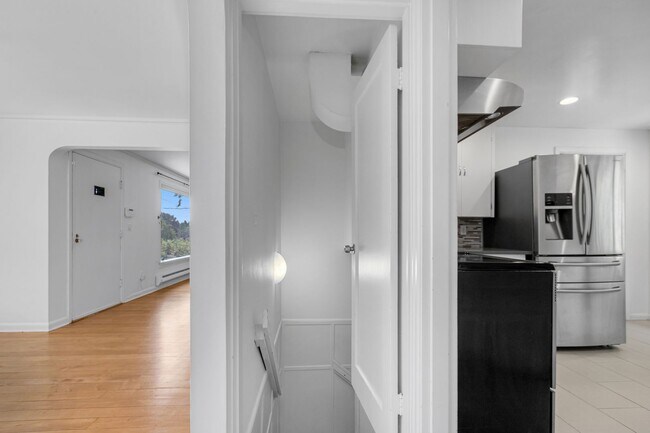 Building Photo - 3bd/1.75ba Seattle House