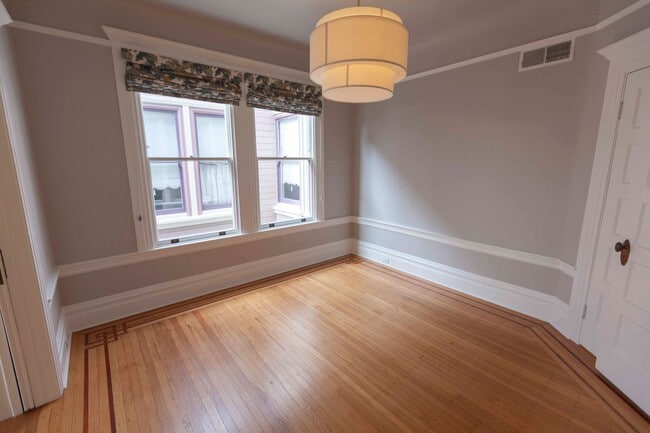 Building Photo - Beautifully Remodeled 3BR 2BA Top Floor Condo in Presidio Heights