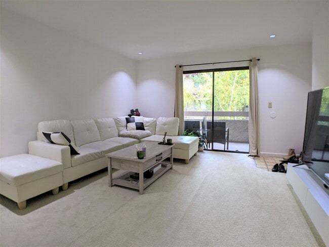 Building Photo - 2250 Monroe St