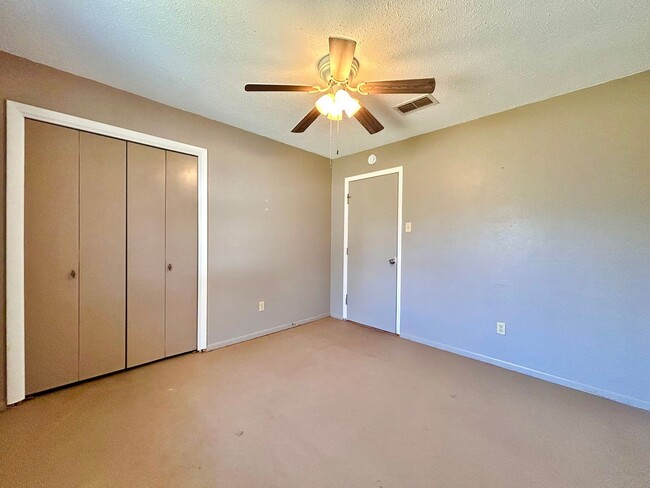 Building Photo - Warm & Inviting 3 Bed, 2 Bath Home with 2-Car Garage & Fireplace