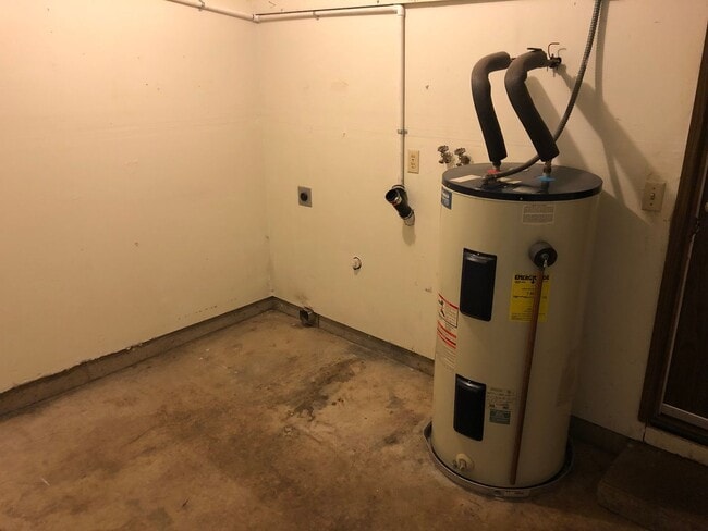 Building Photo - Great 2 bedroom 1 bathroom duplex in Springfield! MOVE IN SPECIAL!