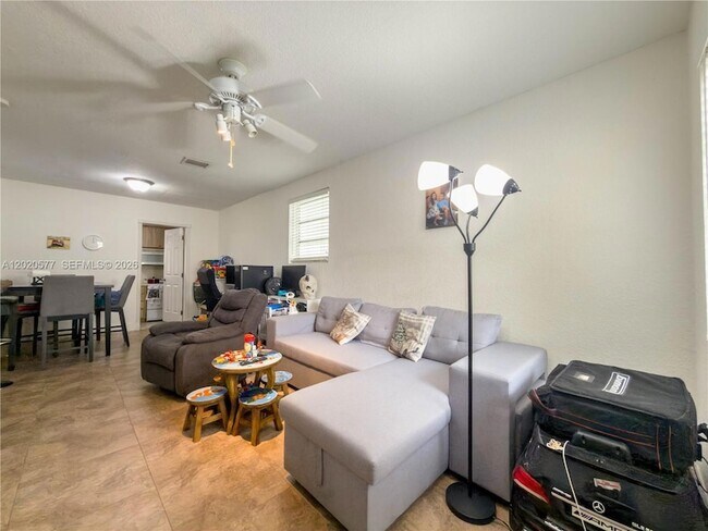Building Photo - 410 Pinecrest Dr