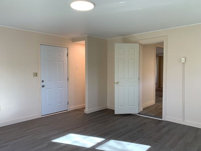 Building Photo - Single family home with 3 beds/1 bath