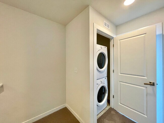 Building Photo - Great Townhome for rent