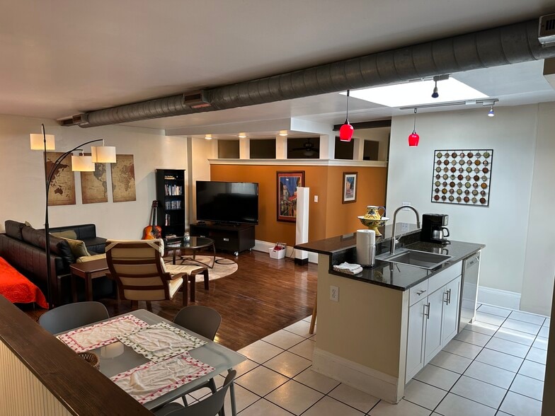 Primary Photo - 3 W Hollister St