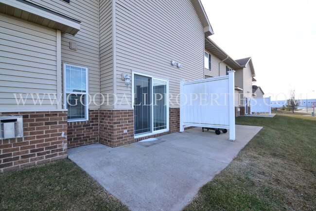 Building Photo - 3 Bedroom, 2.5 Bath Townhome in Grimes