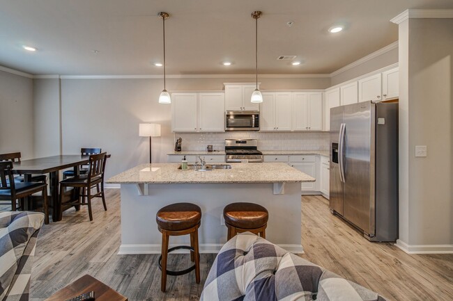 Building Photo - Luxury Townhome and beautiful kitchen   Co...