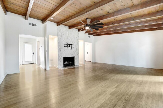 Building Photo - 6465 Ivarene Ave