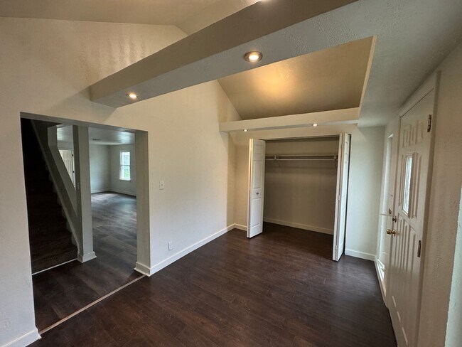 Building Photo - Available NOW! 4 Bed1Full Bath House