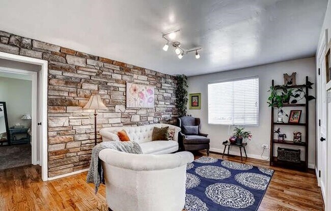 Building Photo - Fabulous 3 Bed (+ 1 non conforming) / 2 bath SFH in the Montclair Neighborhood