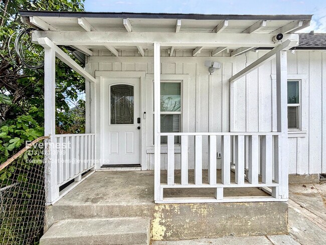 Building Photo - Lovely 2-Bedroom Duplex with Modern Comfor...