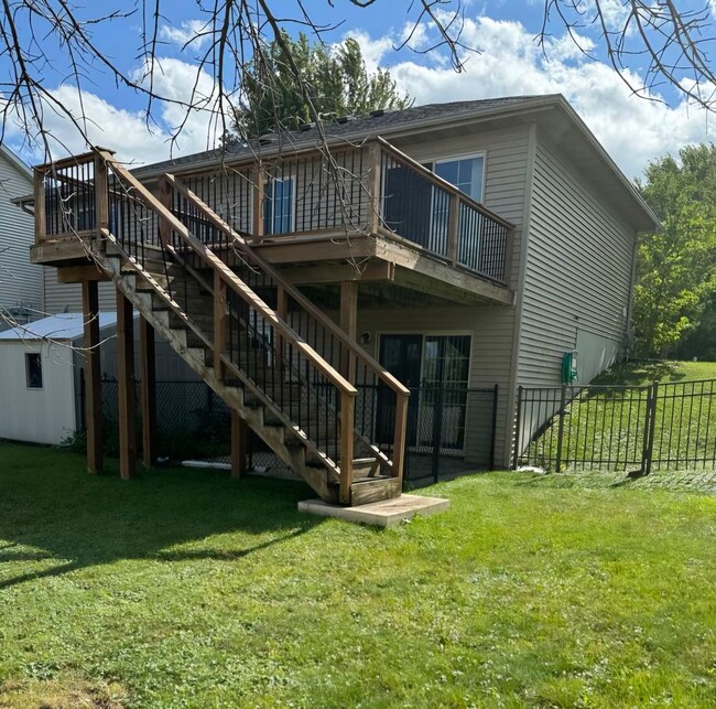 Building Photo - Update NW House New carpet throughout the ...