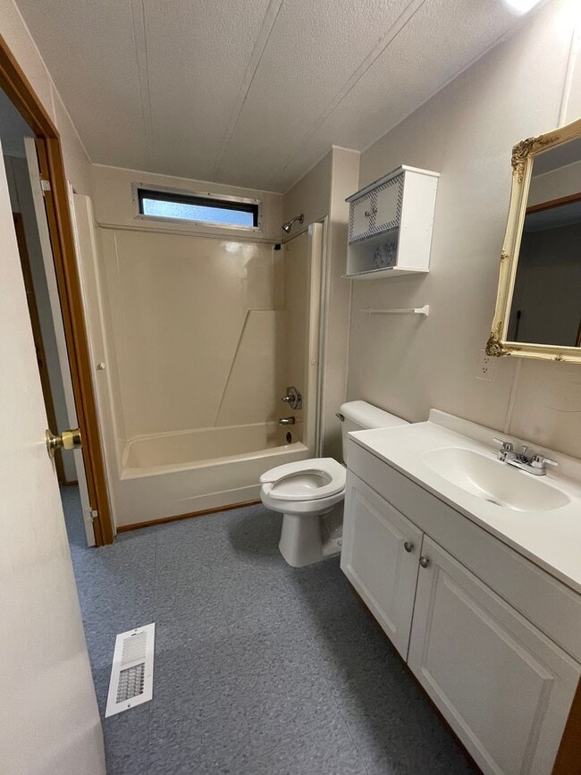 Building Photo - 3/2 in Zephyrhills