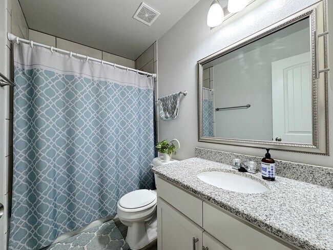 Building Photo - Beautiful 3 Bed 2 Bath with Refrig A/C!