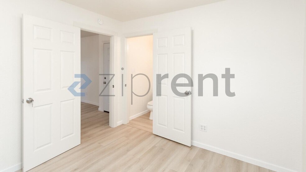 Building Photo - Unit 4
