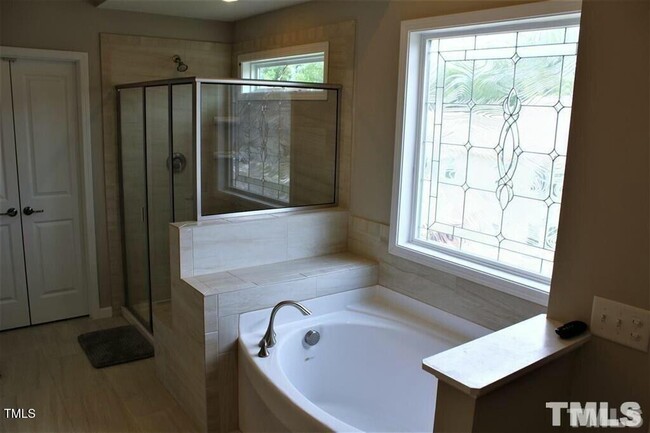 Building Photo - 5 Bedroom and a Bonus Room Single Family i...