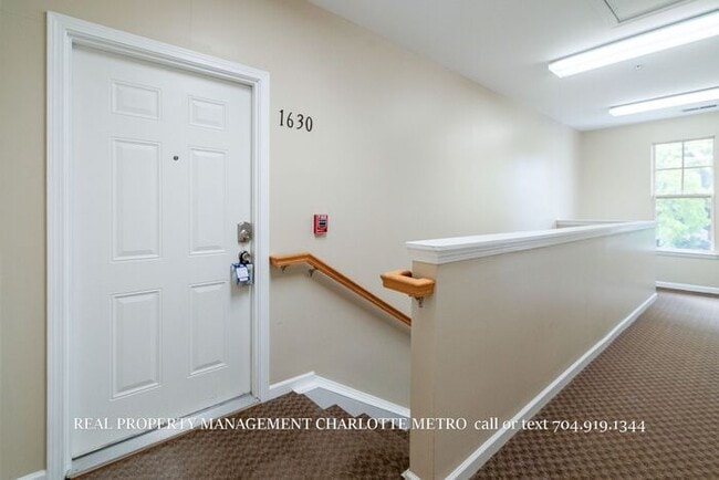 Building Photo - Charming 2 Bed, 2 Bathroom city Retreat Near Uptown Charlotte & Greenway Access