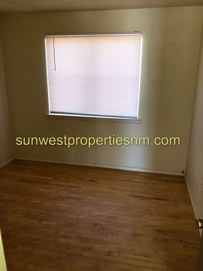 Building Photo - 2 Bed, 1 Bath, Duplex In Aztec