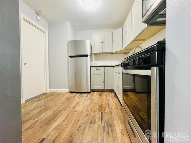 Building Photo - 128 College Dr