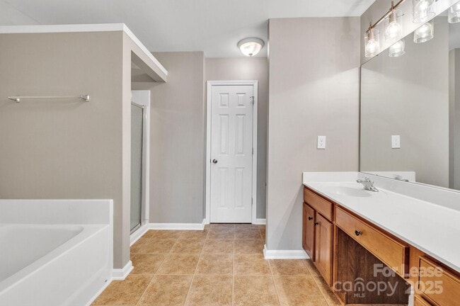 Building Photo - 1915 Travertine Ln