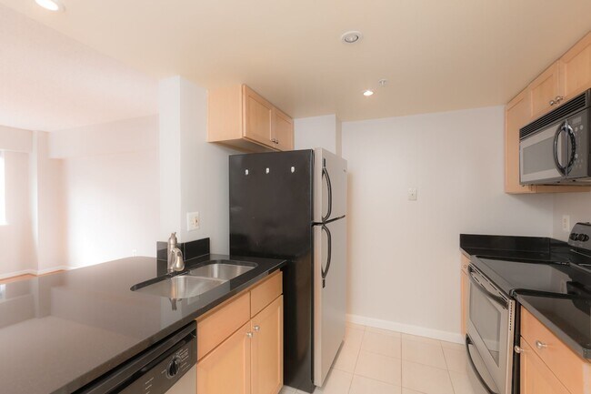 Building Photo - Logan Circle Condo | 1 Bed | 1 Bath | 625 Sf