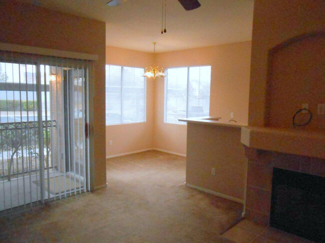 Building Photo - Great Condo in SW