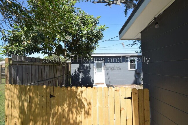 Building Photo - 527 Garden Dr N