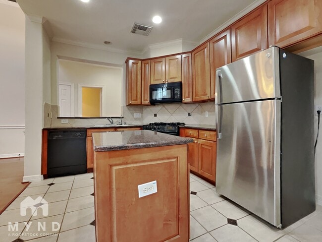 Building Photo - 1127 Enclave Square E