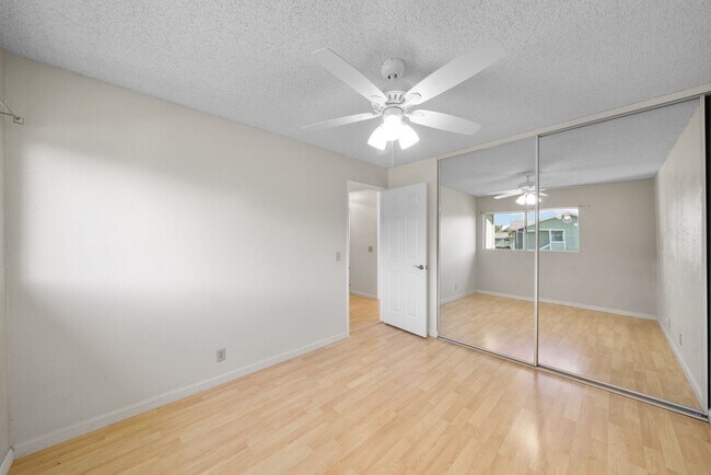 Building Photo - 2305