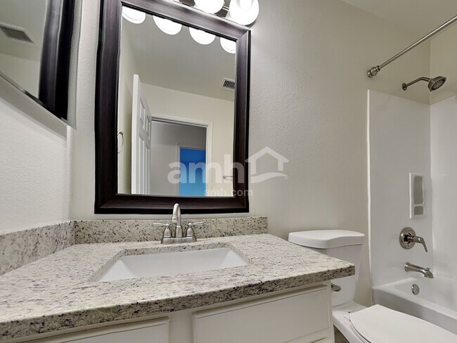 Building Photo - 2202 E Arabian Dr