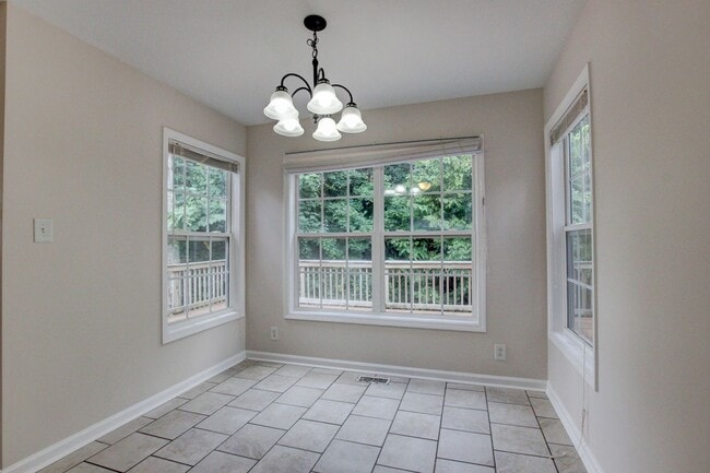Building Photo - 3 bed 2 bath w sweet basement.  Go
