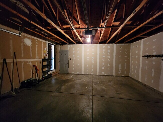 Building Photo - Beautiful 3 Bedroom Home In Great Neighborhood!