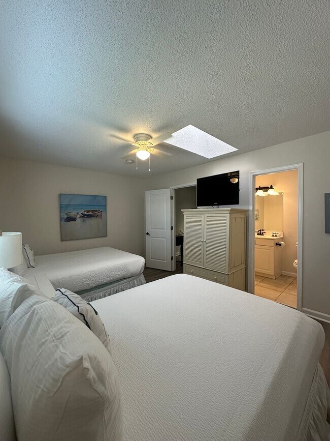 Building Photo - Furnished Townhome within walking distance...