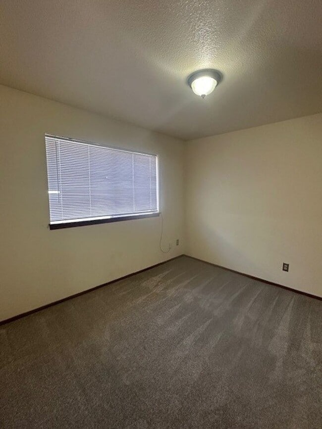 Building Photo - 600 Easy St