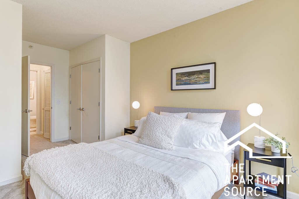 Building Photo - 353 N Desplaines St