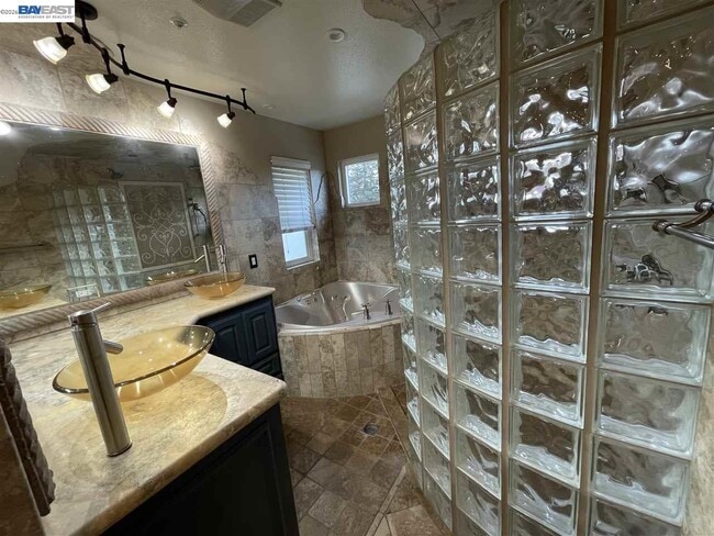 Building Photo - 1393 Arrowhead Ave