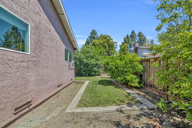 Building Photo - 1492 Via Cancion