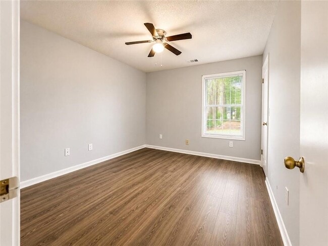 Building Photo - 4798 Kings Crossing Dr NE