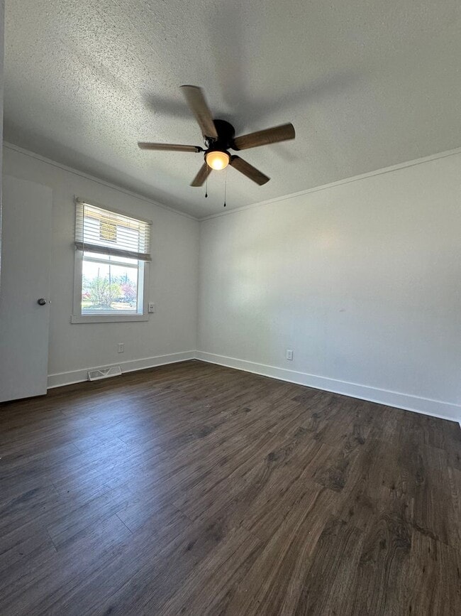 Building Photo - 2 bedroom 1 bath duplex